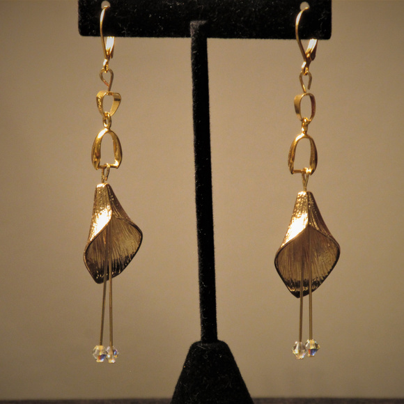 18K GP Cala Lily Earrings w/ Swarovski Crystal - Picture 4 of 4